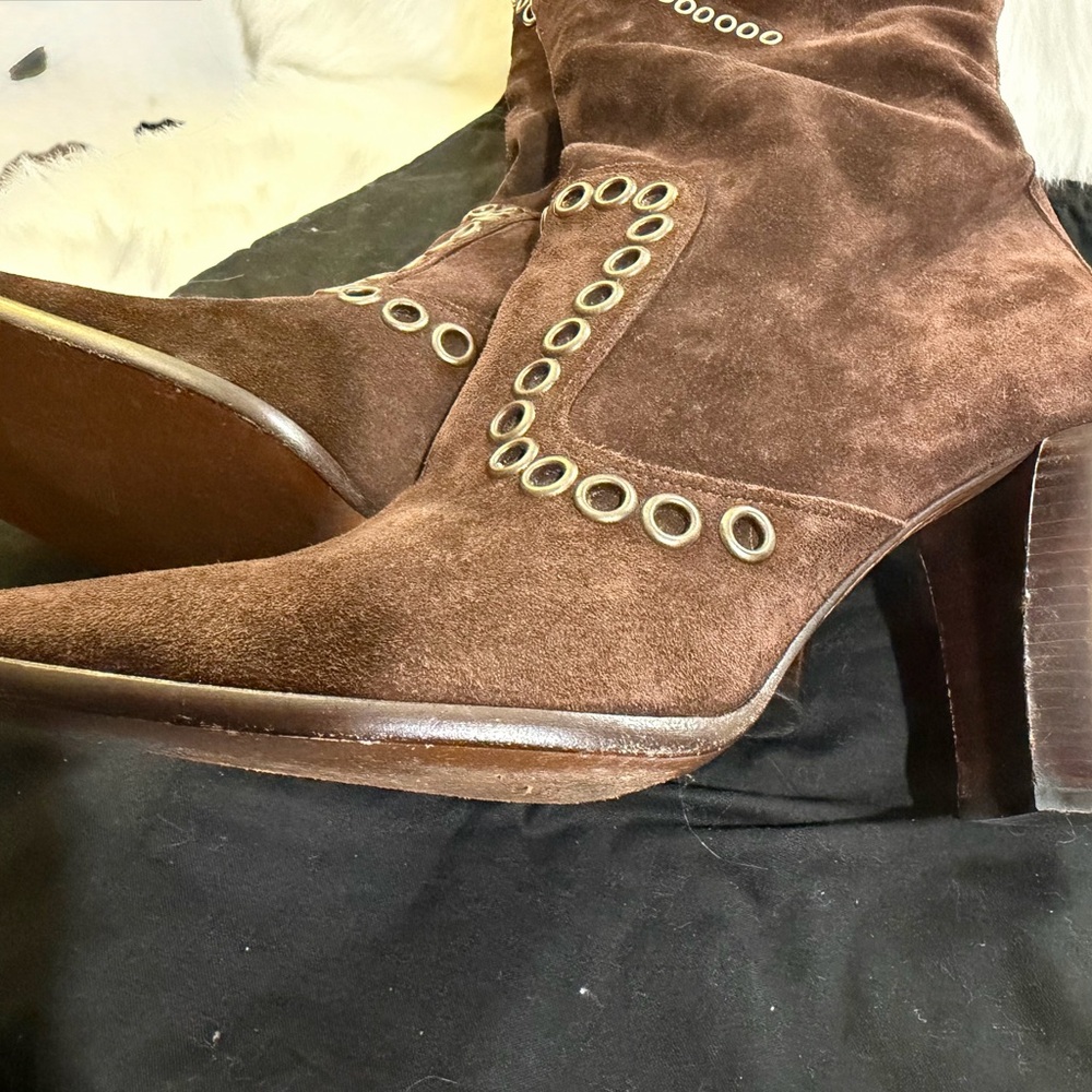Vintages Dolce & Gabbana Brown Suede
Butterfly Rivet Heeled Boots 👢 🤎 - Picture 12 of 17